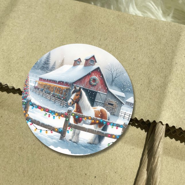 Sticker Rond Beau cheval sur une ferme de Noël (Créateur téléchargé)