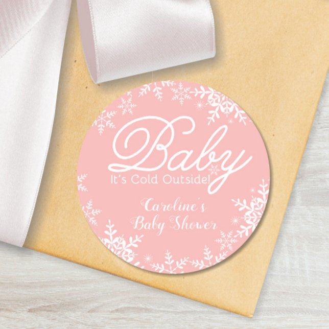 Sticker Rond Bébé rose Il fait froid dehors Baby shower Snowfla (Baby It's Cold Outside Snowflakes Pink Baby Shower Sticker)