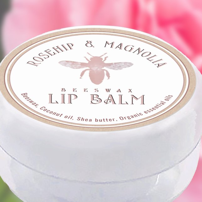 Sticker Rond Beeswax Lip Balm Stylisé Rose Queen Bee Kraft (Créateur téléchargé)