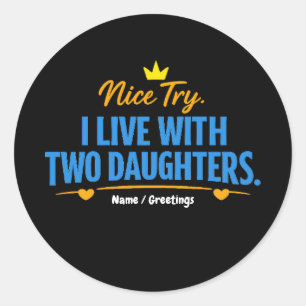 Sticker Rond Belle tentative, je vis avec deux filles, citation