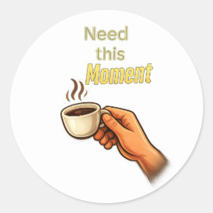 Sticker Rond Besoin de ce Moment Drôle Amateur de Café Main Cla