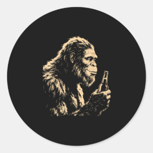 Sticker Rond Bigfoot buvant de la bière, sasquatch rétro drôle 