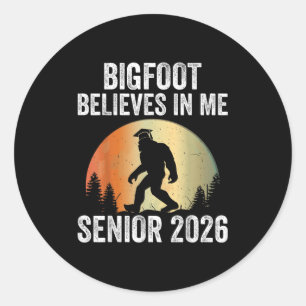 Sticker Rond Bigfoot croit en moi Senior 2026 Sasquatch Gradu