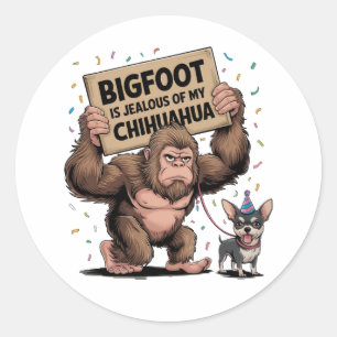 Sticker Rond Bigfoot est jaloux de mon Chihuahua