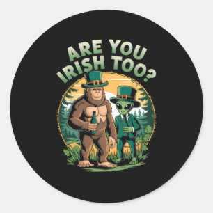 Sticker Rond Bigfoot Et Alien Boire Bière Drôle St. Patricks