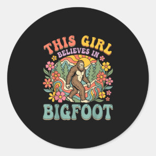 Sticker Rond Bigfoot fille croit forêt florale coucher de solei