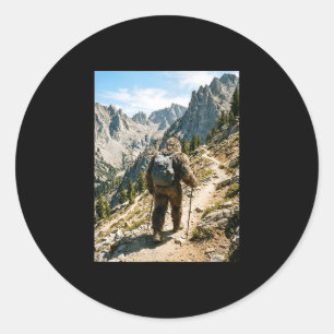 Sticker Rond Bigfoot randonnée drôle sasquatch randonnée avec s