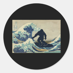 Sticker Rond Bigfoot surfant sur la Grande Vague de Kanagawa