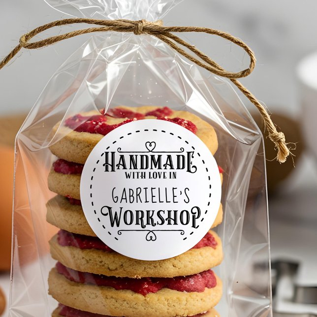 Sticker Rond Blanc personnalisé fait à la main avec amour dans  (White Personalized Handmade with Love in Workshop Classic Round Sticker)