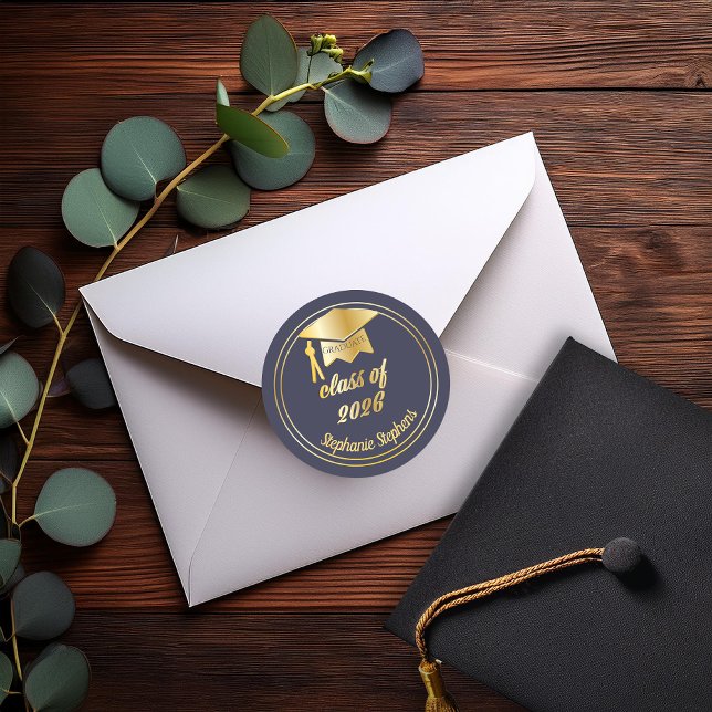 Sticker Rond Bleu Élégant | Or Diplômé 2023 Cap Chapeau de Remi (Elegant Blue and Gold Tone Grad Cap Graduation Class of 2026 Classic Round Stickers)