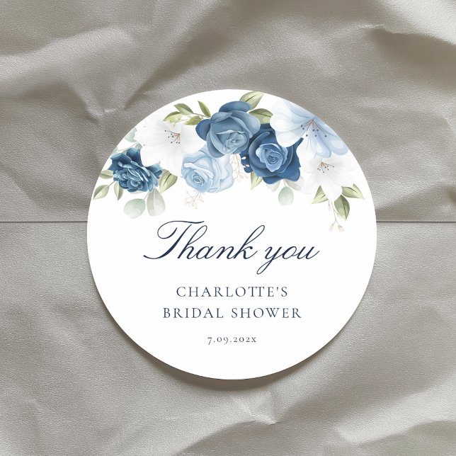 Sticker Rond Bleu Poussiéreux Avant Que Je Fasse La Fête De Fle (Dusty Blue Before I Do Floral Bridal Shower Classic Round Sticker)
