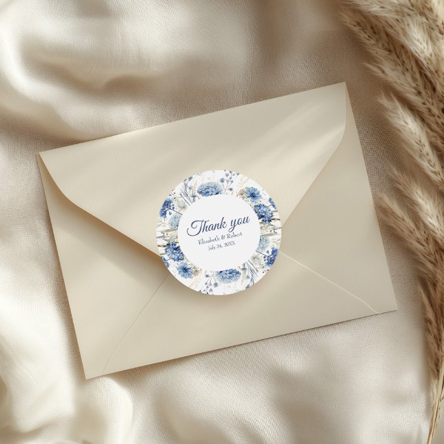 Sticker Rond Boho Bleu Fleur sauvage Mariage Merci (Boho French Blue Wildflowers Wedding Thank You Classic Round Sticker on a small envelope.)
