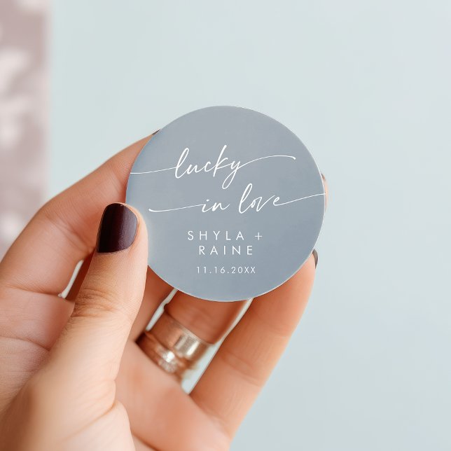 Sticker Rond Boho Chic Dusty Blue Lucky In Love Favoriser (Boho Chic Dusty Blue Lucky In Love Favor Classic Round Sticker)