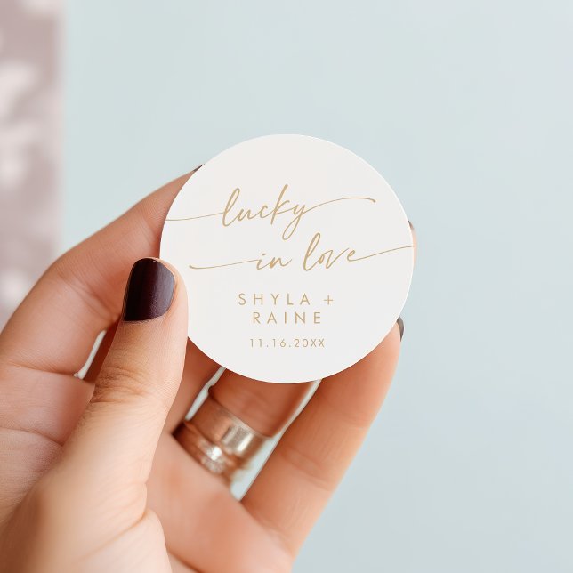 Sticker Rond Boho Chic Gold et blanc Lucky In Love Favoriser (Boho Chic Gold and White Lucky In Love Favor Classic Round Sticker)
