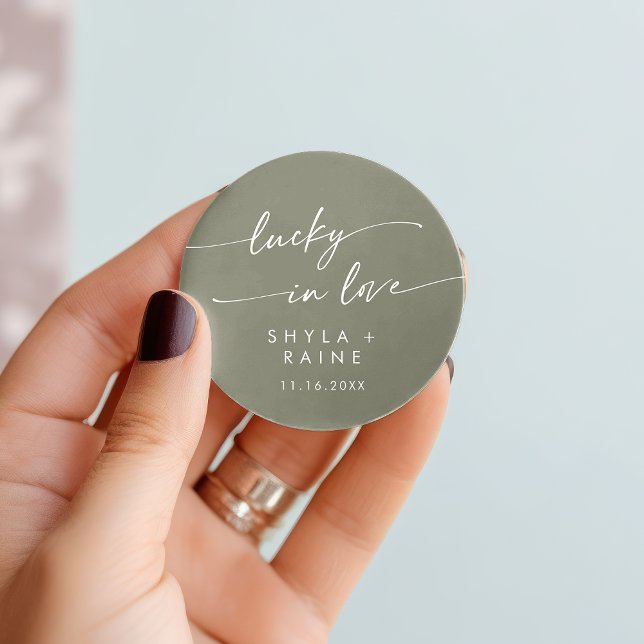 Sticker Rond Boho Chic Olive Green Lucky In Love Favoriser (Boho Chic Olive Green Lucky In Love Favor Classic Round Sticker)