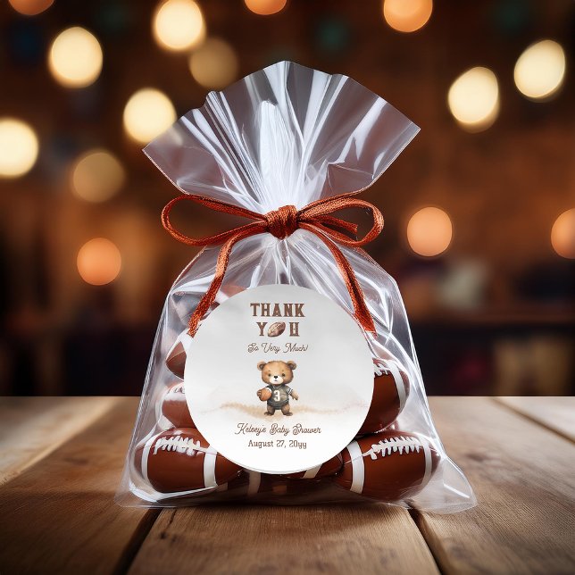 Sticker Rond Boy Bearly Wait Baby shower de football américain (Teddy Bear Boy American Football Baby Shower Favor Sticker - Bearly Wait Collection)
