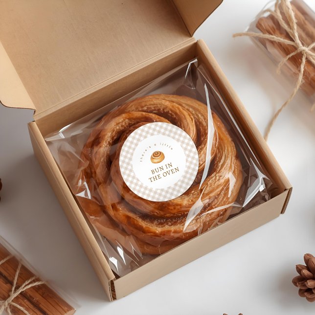 Sticker Rond Bun In The Oven Cinnamon Roll Baby Shower  (Créateur téléchargé)