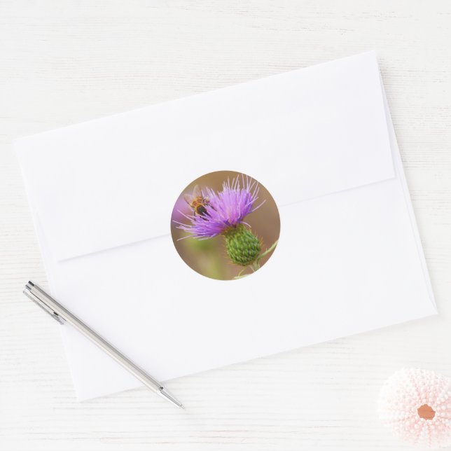 Sticker Rond Busy Bee sur Purple Thistle Photo (Enveloppe)