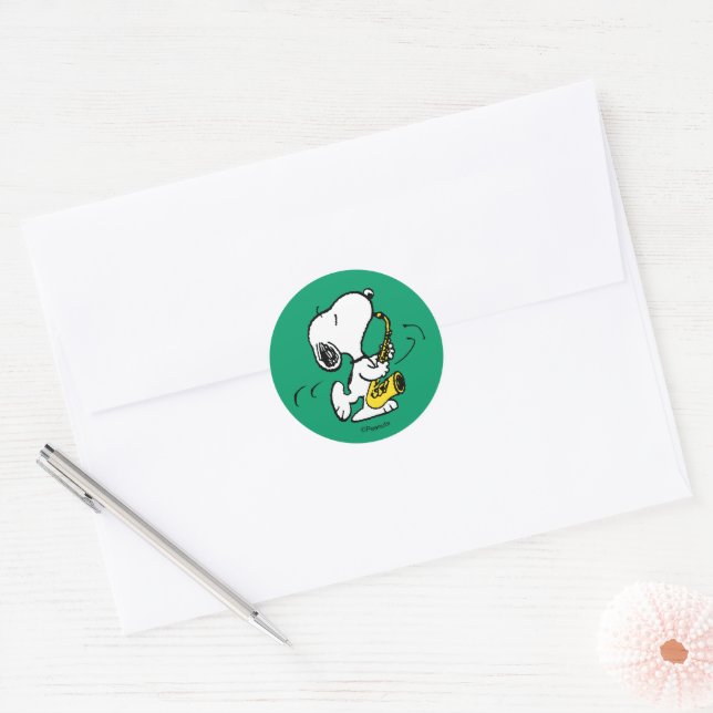 Sticker Rond cacahuètes | Lecteur Snoopy Saxophone (Enveloppe)