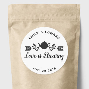 Sticker Rond Cadeau de mariage "L'amour est en train de se prép