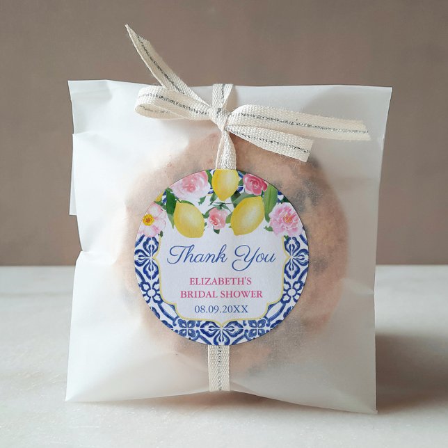 Sticker Rond Cadeau de remerciement pour mariage Lemons de Posi (Bridal Shower Favor: Lemons with pink flowers against a blue and white Portuguese tile background. )