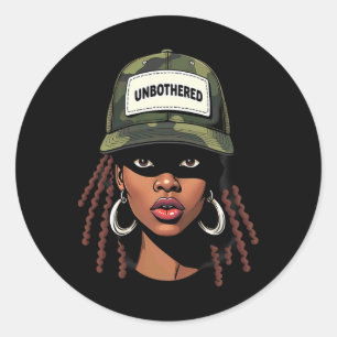 Sticker Rond Camo Juneteenth Imperturbable Fille Noire Loc'd _7