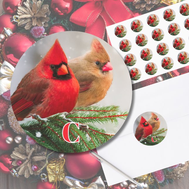 Sticker Rond Cardinaux du Nord dans la famille des pins (A cardinal pair sit on a snowy pine tree branch on this envelope sticker seal with custom initial.)