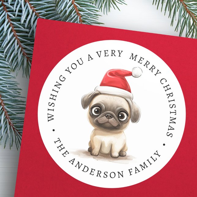 Sticker Rond Carlin mignon dans Santa hat illustration nom de f (Cute pug in Santa hat illustration family name Classic Round Sticker)