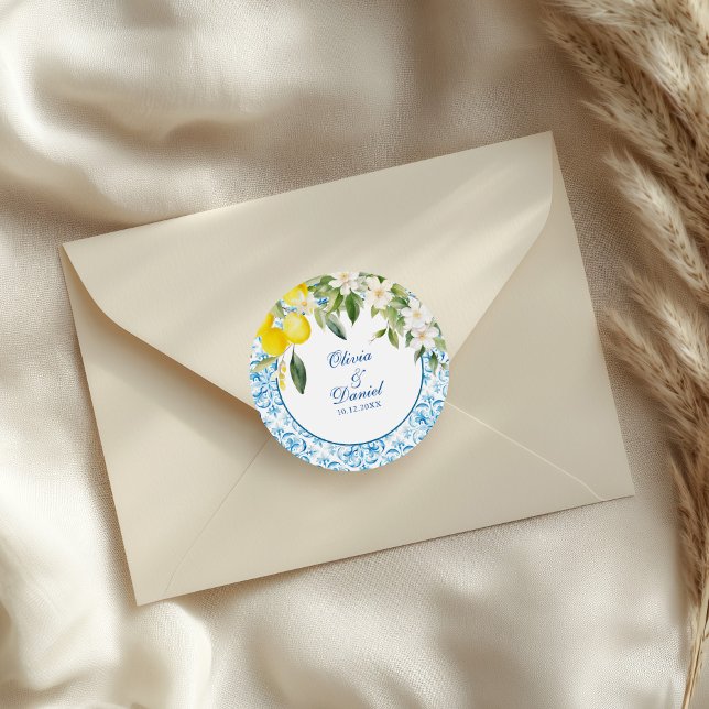 Sticker Rond Carrelage bleu méditerranéen et Mariage citron (Mediterranean Blue Tiles and Lemons Wedding Classic Round Sticker on a wedding envelope.)