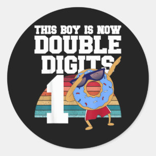 Sticker Rond Ce garçon a des chiffres doubles Anniversaire 10 a