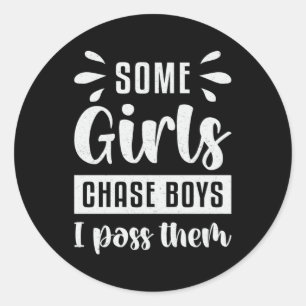 Sticker Rond Certaines Filles Chassent Des Garçons Je Les Passe