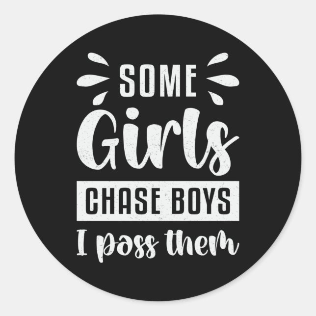 Sticker Rond Certaines Filles Chassent Des Garçons Je Les Passe (Devant)