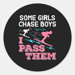 Sticker Rond Certaines filles poursuivent des garçons passent s