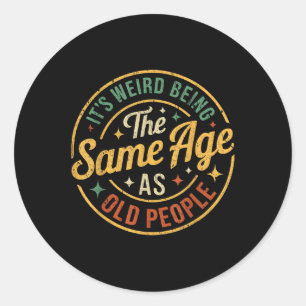 Sticker Rond C'Est Étrange D'Être Le Même Âge Que Les Vieilles