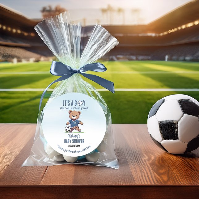 Sticker Rond C'est un garçon Bearly Wait Soccer Player Baby sho (Blue "It's A Boy and We Can Bearly Wait!" Teddy Bear Soccer Player Boy Baby Shower Favor Sticker)