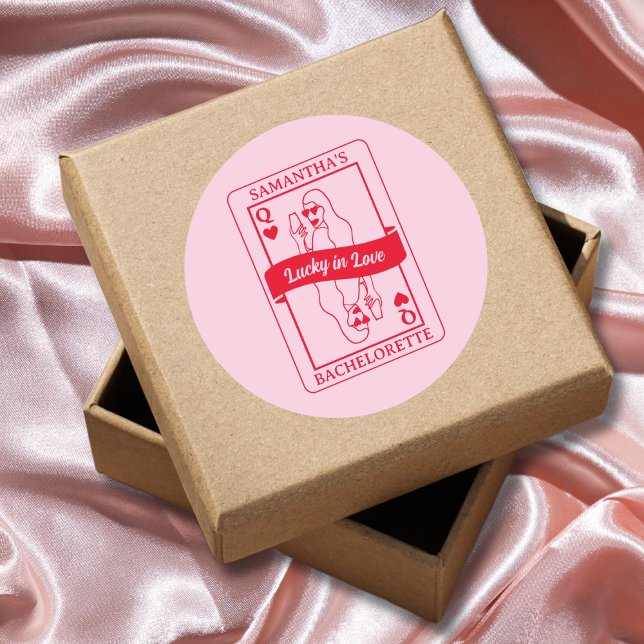 Sticker Rond Chanceux en amour Rose et Rouge Cadeau pour l'ente (Lucky In Love Pink & Red Bachelorette Favor Classic Round Sticker)