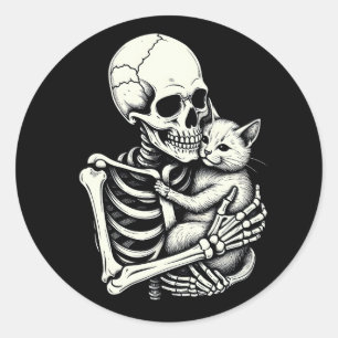 Sticker Rond Chat drôle de Halloween qui étreint un squelette p