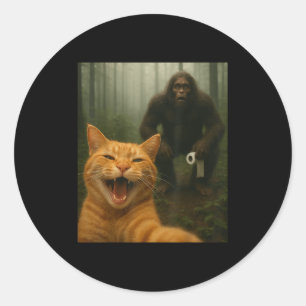 Sticker Rond Chat Drôle Surpris Happy Selfie Avec Bigfoot Sasq