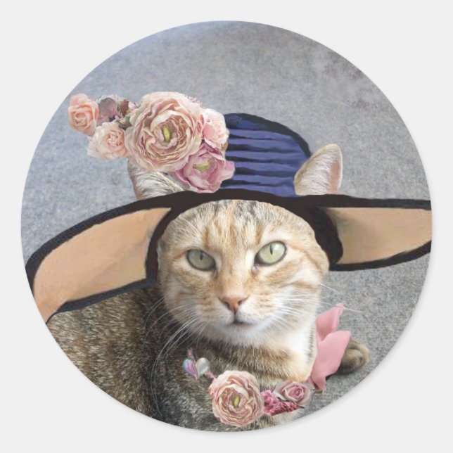 STICKER ROND CHAT ÉLÉGANT AVEC GRAND CASQUETTE DIVA, ROSES ROSE (Devant)