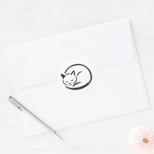 Sticker Rond Chat Endormi Minimaliste – Conception de Pinceau s