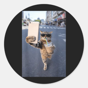 Sticker Rond Chat selfie avec café glacé Mème de chat drôle Ani