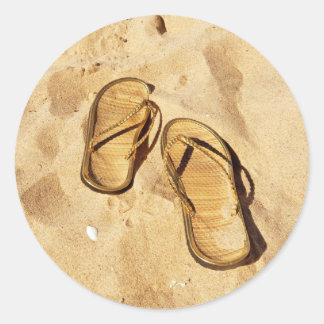 Sticker Rond chaussons dorés sur la plage