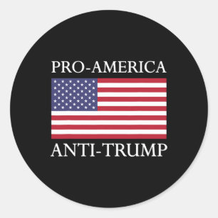 Sticker Rond Chemise anti-Trump - Le drapeau américain résiste