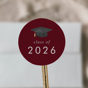 Sticker Rond Chic Red Grad Casquette Classe de 2025 Graduation