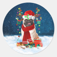 Chien carlin en neige avec cadeaux de Noël
