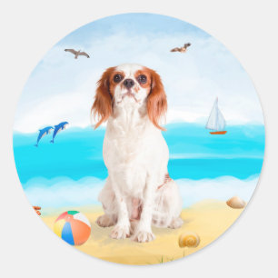 Sticker Rond Chien Cavalier King sur la plage
