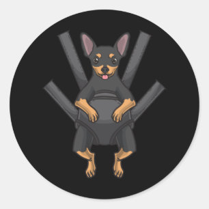 Sticker Rond Chien Miniature Pinscher Dans Un Transporteur