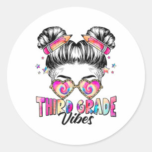 Sticker Rond Chignon Méssé Drôle Vibes Troisième Classe Tie Dye