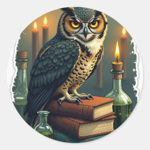 Sticker Rond Chouette de la Dark Academia lisant un chapitre de