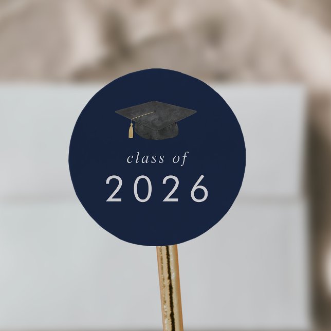 Sticker Rond Classe de Casquette de 2e année de la marine chic  (Chic Navy Blue Grad Cap Class of 2026 Graduation Classic Round Sticker)